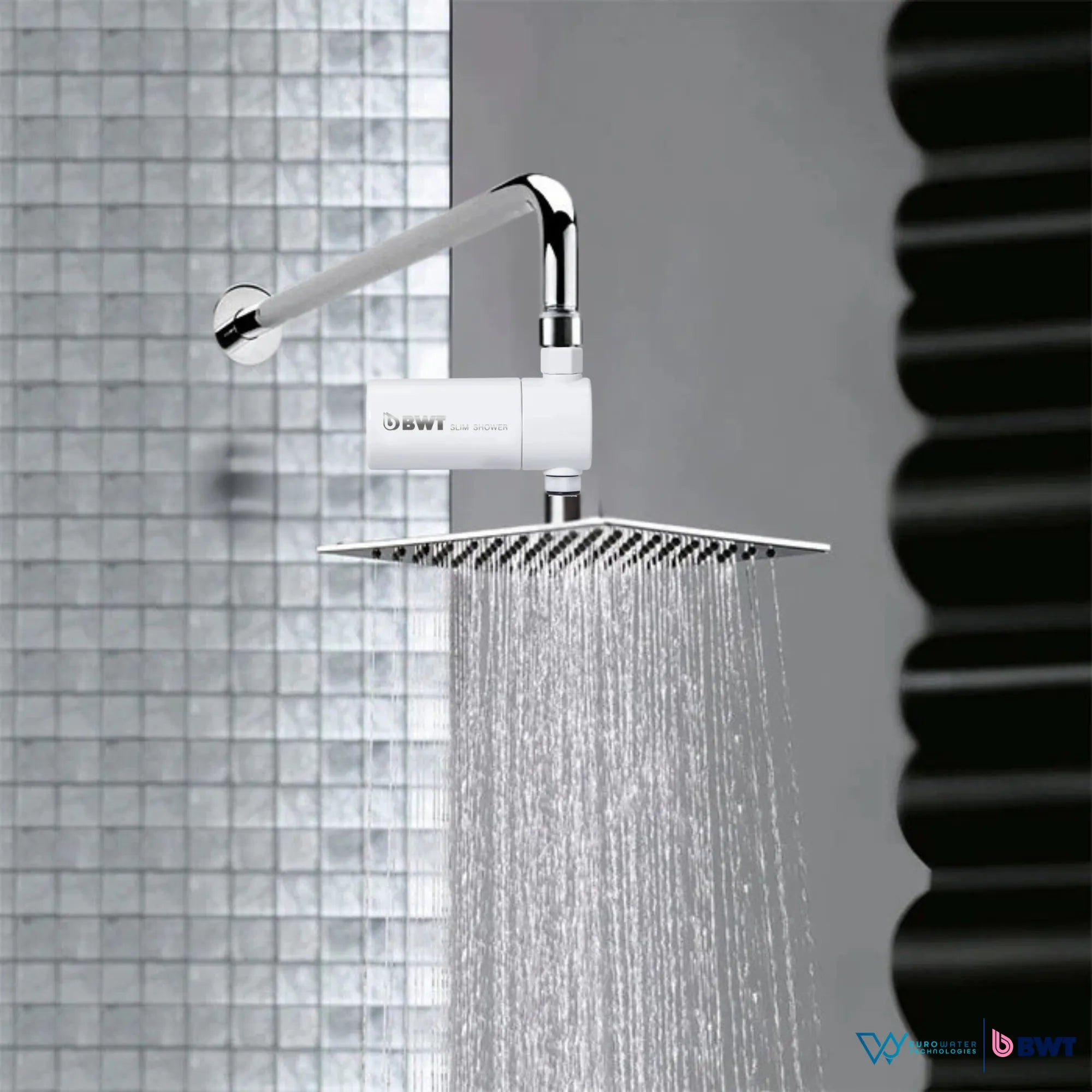 Regadera de baño con un filtro blanco para agua conectado a la tubería. Agua sale de la regadera. Acompañado de los logos de Eurowater y BWT en la parte inferior de la imagen.