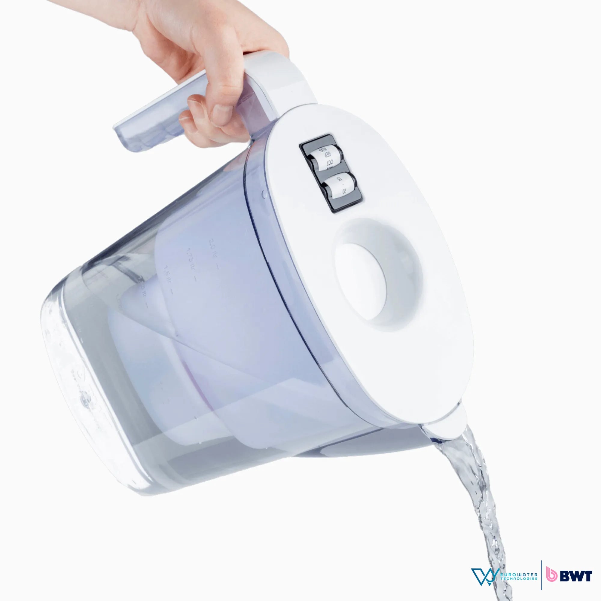 Mano sirviendo agua de la jarra transparente con indicadores en la tapa, acompañada de los logos de Eurowater y BWT.