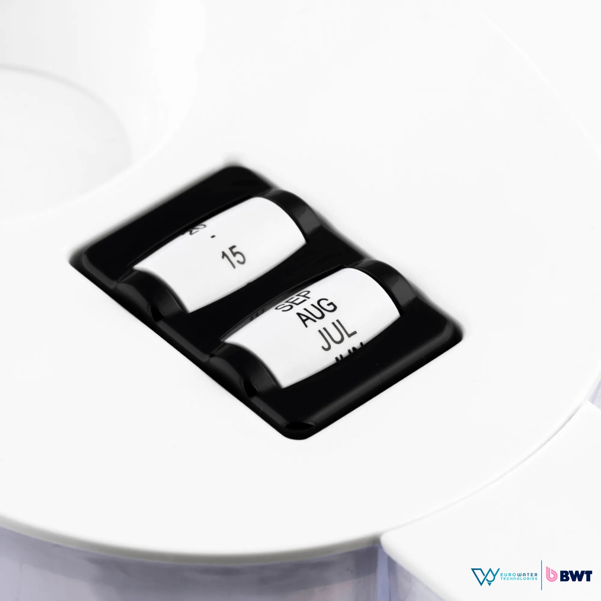 Indicadores de cambio de filtro en la tapa de una jarra, acompañada de los logos de Eurowater y BWT.
